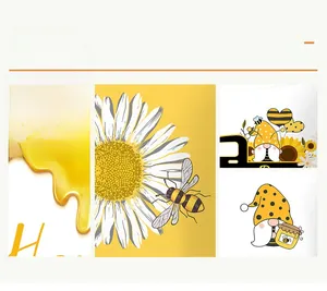 Detail von Bienen- und Sonnenblumen-Prints auf gelben Deko-Kissenbezügen