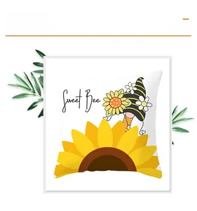 Detail des Kissenbezugs mit Sonnenblumen-Gnom und hochwertigem, lebendigem Digitaldruck