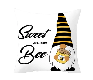 Detailansicht eines Gnom-Kissenbezugs mit Aufschrift Sweet as can Bee und Honigtopf