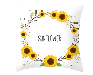 Detailansicht weißer Kissenbezug mit gelbem Sonnenblumenkranz und SUNFLOWER Schriftzug