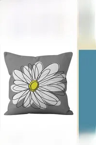 Détail de la housse de coussin carrée grise avec motif marguerite imprimé