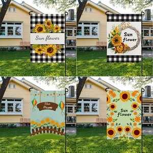 Details van vier zonnebloem tuin vlaggen met ruitpatroon accenten op linnen stof