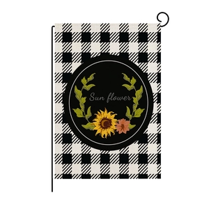 Tuinvlag van jute met zonnebloemprint en geruit patroon op zwarte metalen standaard