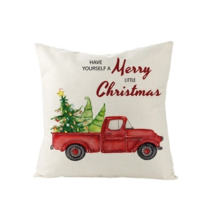 Détail de la housse de coussin avec camion rouge vintage et sapins à l'aquarelle