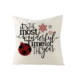 Détail de la housse de coussin de Noël avec texte et motifs de boules écossaises
