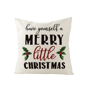 Détail de la taie d'oreiller de Noël en lin avec texte festif et motifs de houx rouge