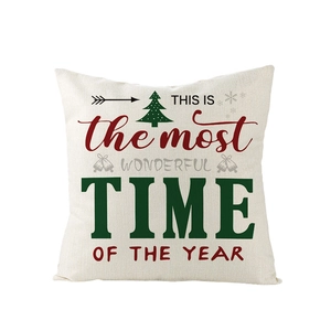 Housse de coussin de Noël avec lettres festives et sapins sur un tissu en toile rustique