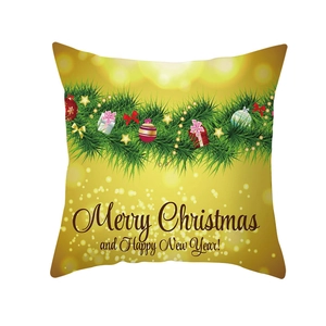 Dettaglio del copricuscino natalizio dorato con rami di pino e decorazioni festive