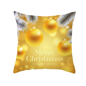 Dettaglio della federa natalizia dorata con ornamenti e testo Merry Christmas
