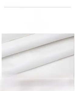 Detailaufnahme von weißem, superweichem Kurzplüschstoff mit samtiger Textur