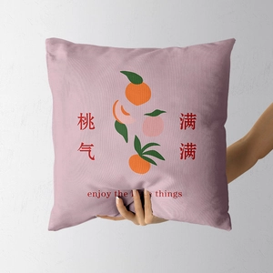 Rosa Dekokissen mit Pfirsich-Illustration und Text Peach Spirit auf Baumwoll-Leinen-Stoff