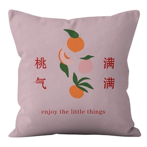Detail eines lila Dekokissens mit Pfirsich-Illustration und enjoy the little things Aufdruck