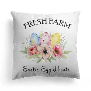 Detail van de Paaskussensloop met aquarel eieren, rozen en Fresh Farm-tekst