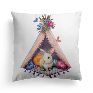 Detail van Pasen kussenhoes met aquarel konijn in bloemen tipi op witte stoffen hoes