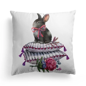 Gedetailleerd zicht op een witte vierkante kussensloop met aquarel konijn en bloemen