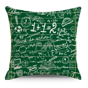 Nahaufnahme eines Kissenbezugs mit Mathe-Formeln und handgezeichneten Physik-Gleichungen