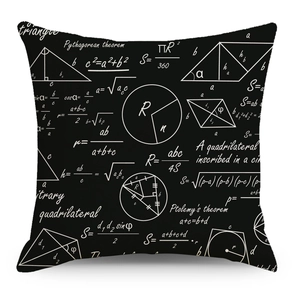 Nahaufnahme eines schwarzen Kissenbezugs mit handgezeichneten Matheformeln und Geometrie