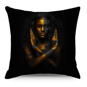 Dettaglio del copricuscino nero con ritratto di donna africana e finiture in oro lucido