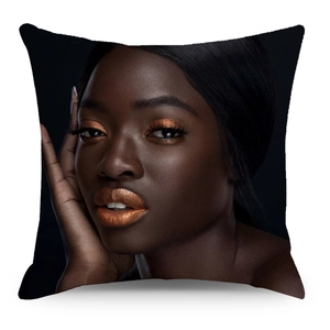 Dettaglio della federa in lino con ritratto di donna africana e trucco color bronzo