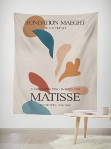 Détail de tapisserie corail abstrait Matisse sur mur blanc avec décor nordique moderne