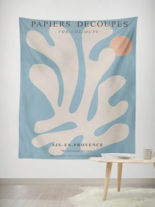 Détail de la tapisserie corail avec motifs découpés de style Matisse et citations