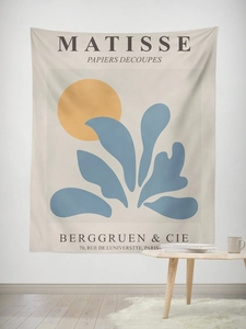 Détail d'une tapisserie Matisse avec feuilles bleues et cercle jaune sur un mur blanc