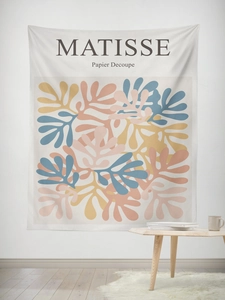 Détail de tapisserie style Matisse avec motifs corail et bleu sur un mur blanc pur