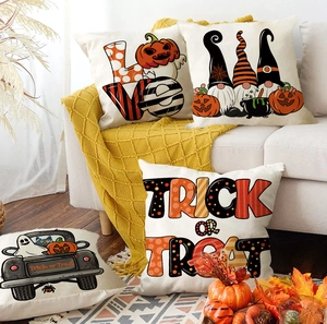 Vierteiliges Halloween Kissenbezug-Set mit Kürbisprint auf Sofa in festlicher Deko