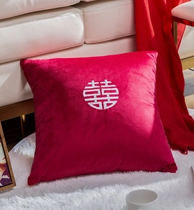 Détail de la broderie 3D sur le coussin de mariage en velours rouge traditionnel