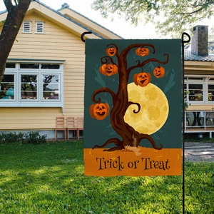 Détail du drapeau de jardin en lin avec citrouilles Trick or Treat sur herbe extérieure