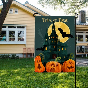 Drapeau de jardin Halloween avec citrouilles et château sur une pelouse ensoleillée