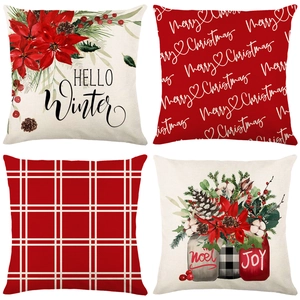 Dettaglio di quattro federe natalizie in lino con stampe Hello Winter e Joy