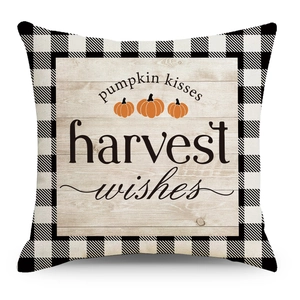 Détail de la housse de coussin à carreaux avec citrouilles et texte de récolte