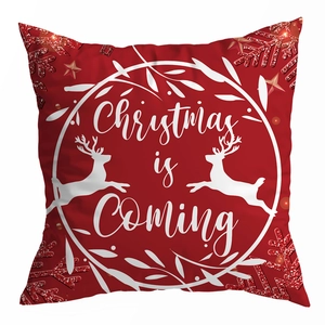 Roter Weihnachts-Kissenbezug mit Rentierkranz und Aufdruck Christmas is Coming