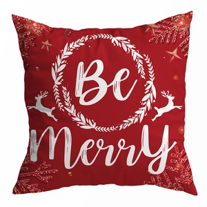 Detailansicht Weihnachtskissenbezug mit Be Merry Schriftzug und Rentiergrafiken