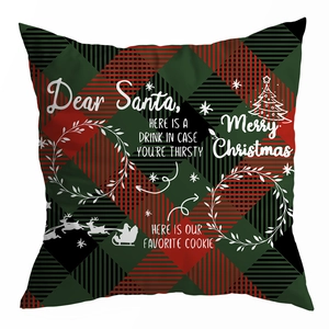 Dettaglio federa natalizia a quadri rossi e verdi con scritte festive Dear Santa