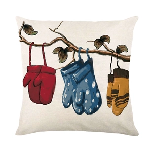 Weihnachtskissenbezug aus Leinen mit Handschuh-Print auf cremefarbenem strukturiertem Stoff