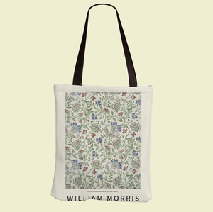 Λεπτομέρεια του φλοράλ William Morris στην υπόλευκη πάνινη τσάντα με μαύρα λουράκια