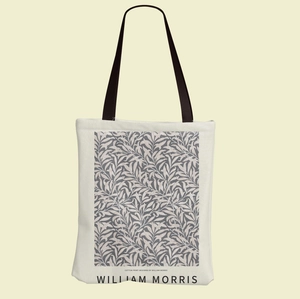 Λεπτομέρεια εκτύπωσης φύλλων William Morris σε πάνινη τσάντα με μαύρες λαβές