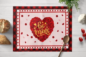 Détail d'un set de table Saint-Valentin avec cœur de roses rouges et texte