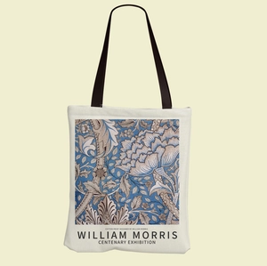 Λεπτομέρεια του φλοράλ μοτίβου William Morris και του κειμένου στη λευκή τσάντα καμβά