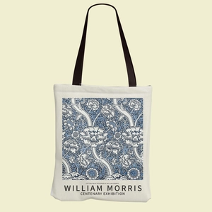 Λεπτομέρεια του William Morris floral μοτίβου σε λευκή πάνινη τσάντα με μαύρα λουράκια