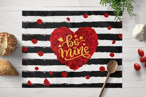 Détail de set de table Saint-Valentin avec cœur de roses et texte sur fond de bois