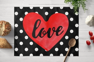 Set de table rectangulaire Saint-Valentin avec cœur rouge et texte love sur pois noirs