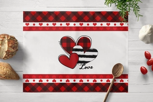 Détail de set de table rectangulaire avec motif cœur à carreaux rouges et texte Love