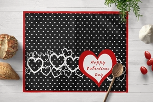 Vue détaillée du set de table Saint-Valentin avec pois noirs et bordure rouge
