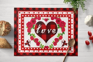 Détail du set de table de Saint Valentin avec cœur à carreaux et roses rouges