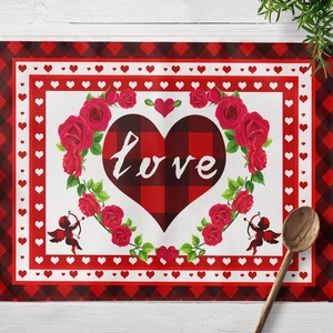 Set de table de la Saint-Valentin avec cœur à carreaux et roses sur fond de bois blanc