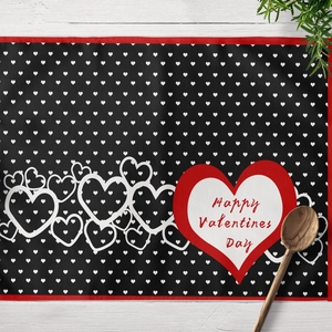 Set de table de la Saint-Valentin avec motif cœurs noirs et texte Happy Valentine