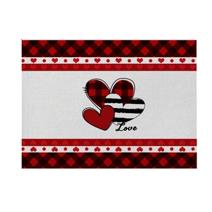 Set de table rectangulaire de Saint-Valentin avec motifs de cœurs et bordure à carreaux